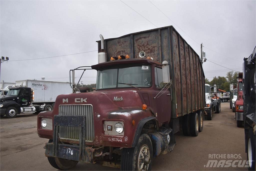 Mack DM685S Boom / Crane / Bucket Trucks