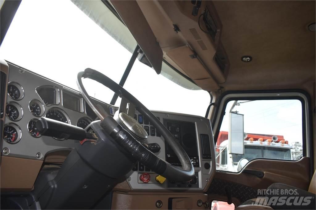 Mack GRANITE GU713 Dump Trucks