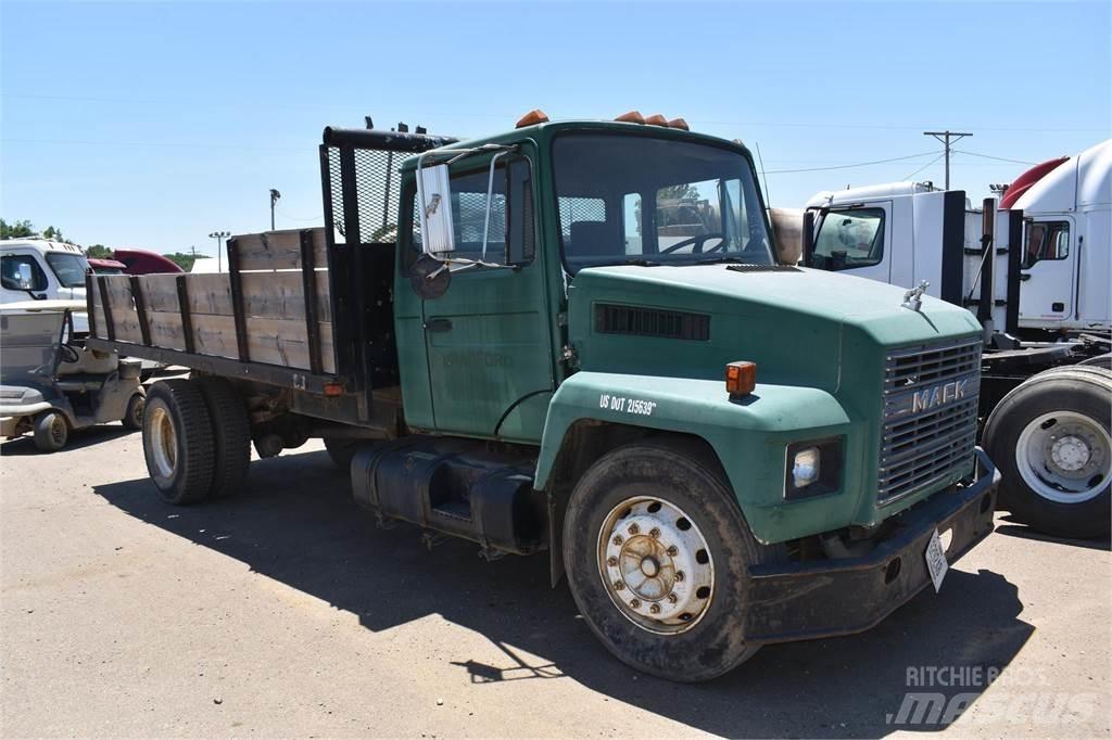 Mack MIDLINER CS200 Dump Trucks
