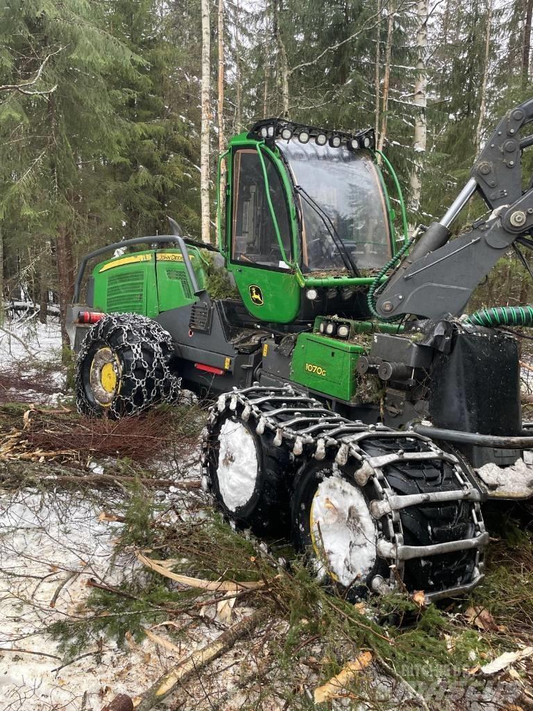 John Deere 1070 G Harvesters