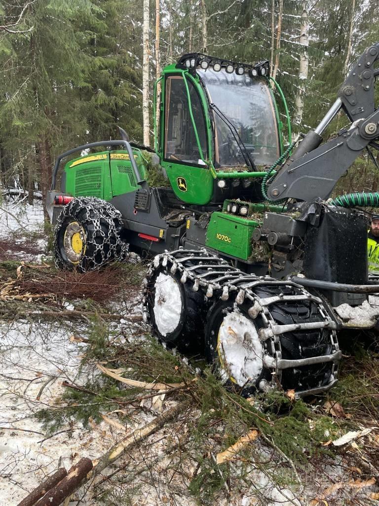 John Deere 1070 G Harvesters