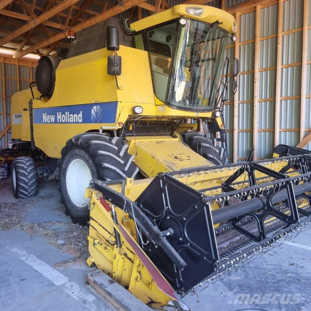New Holland TC 5070 Combine Harvesters