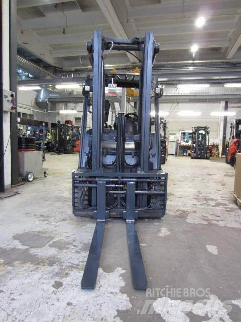 Linde E25 Electric Forklifts