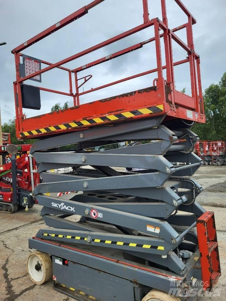 SkyJack 46/32 Scissor Lifts