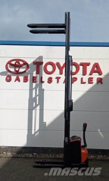 Toyota SWE120L Pedestrian stacker