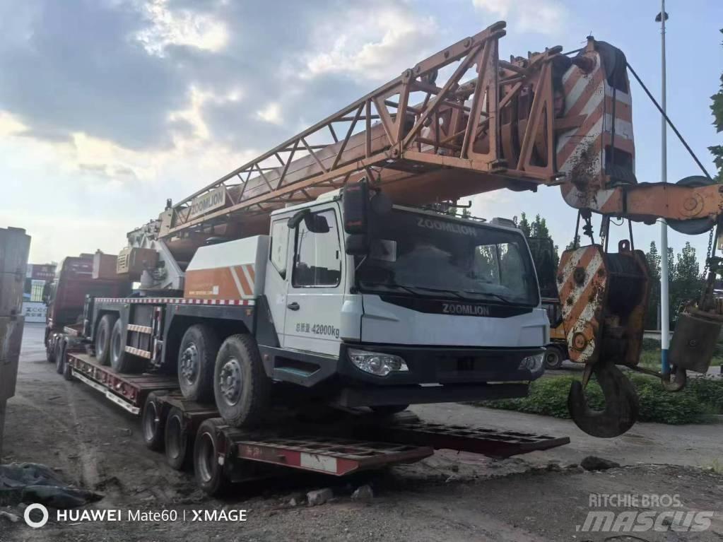 Zoomlion QY 55 V Mobile and all terrain cranes