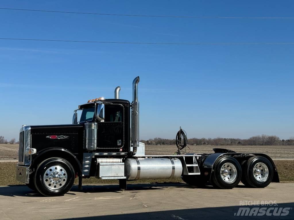 Peterbilt 389 Conventional Trucks / Tractor Trucks
