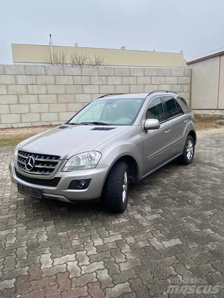 Mercedes-Benz ML 320 Automobiles / SUVS