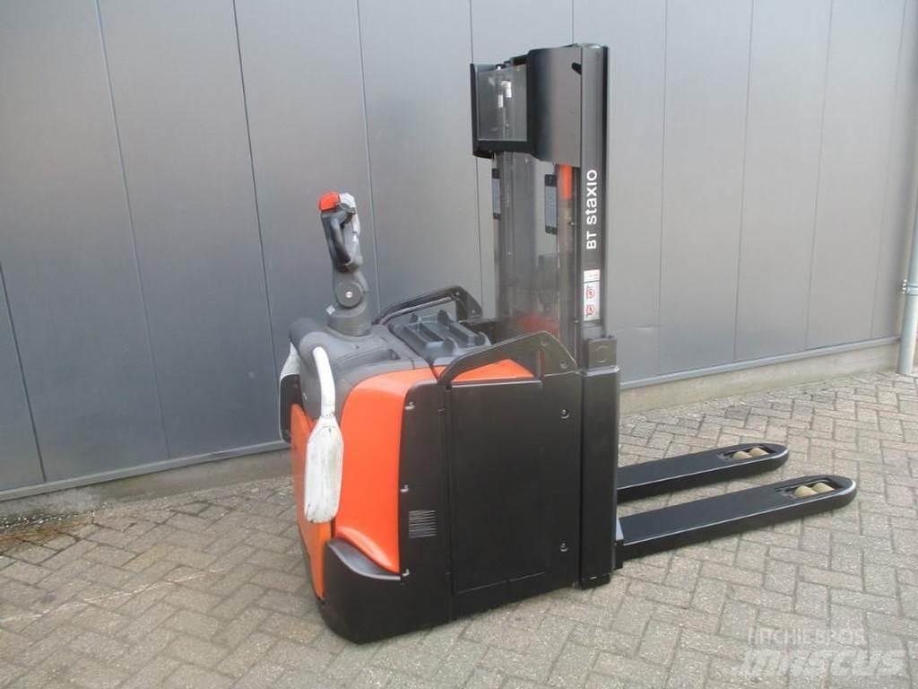 Toyota SPE 200D Pedestrian stacker