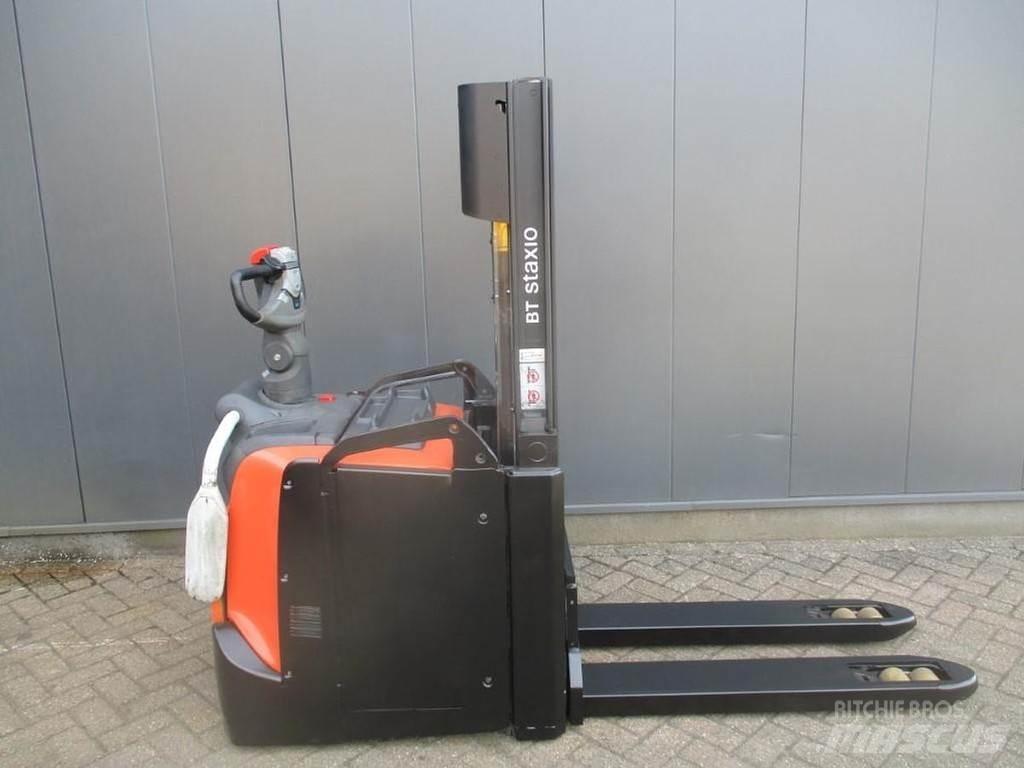 Toyota SPE 200D Pedestrian stacker