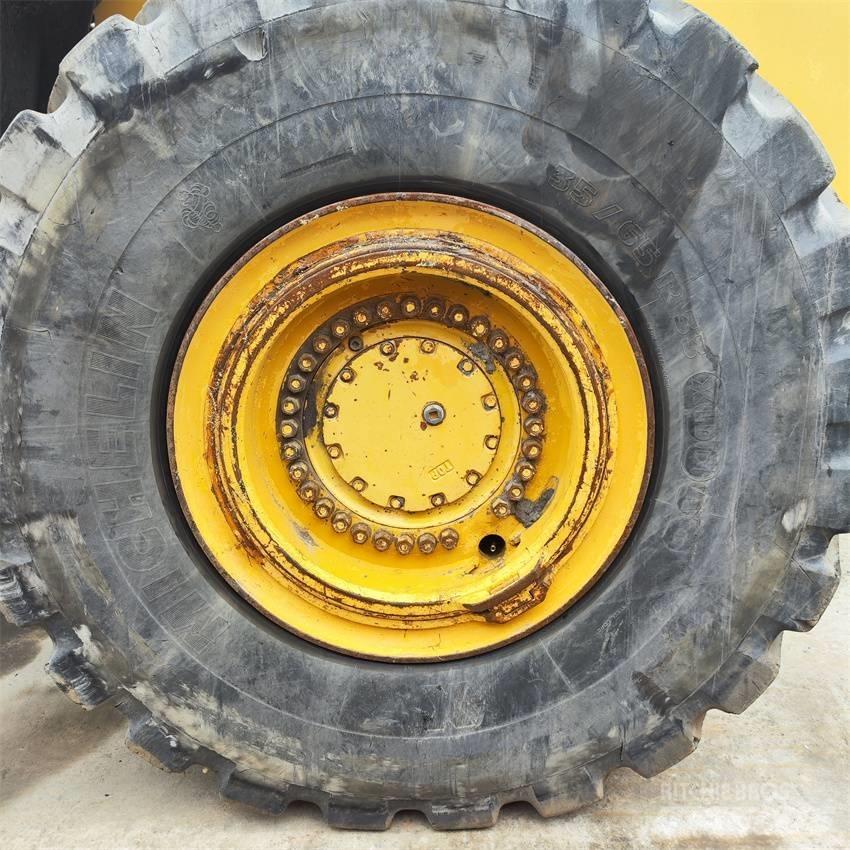 Komatsu WA 600-6 Wheel Loaders