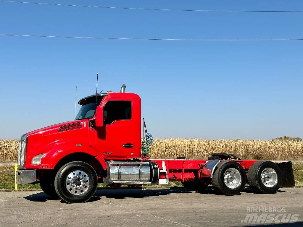 Kenworth T 880 Conventional Trucks / Tractor Trucks