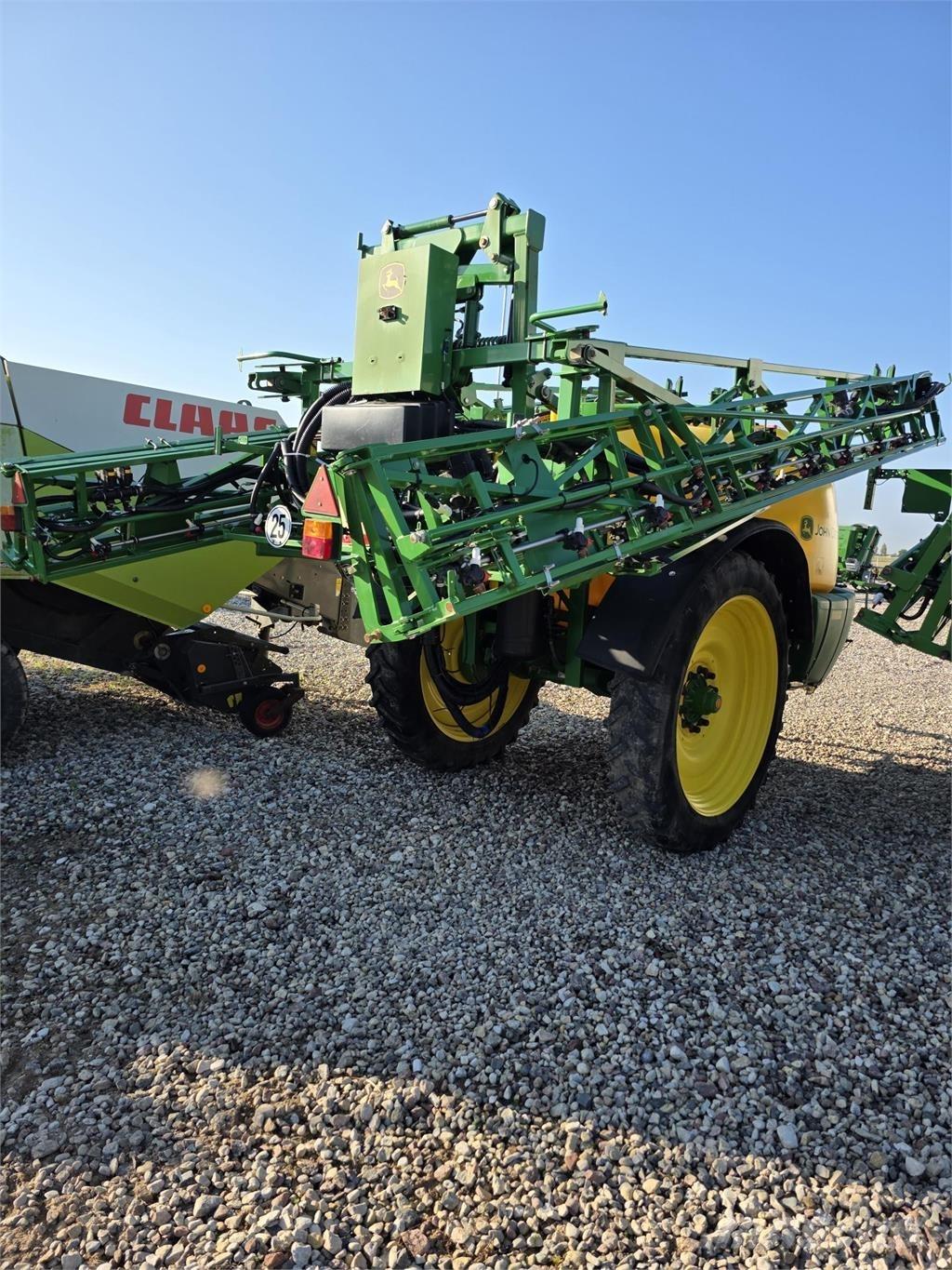 John Deere M740 Trailed sprayers