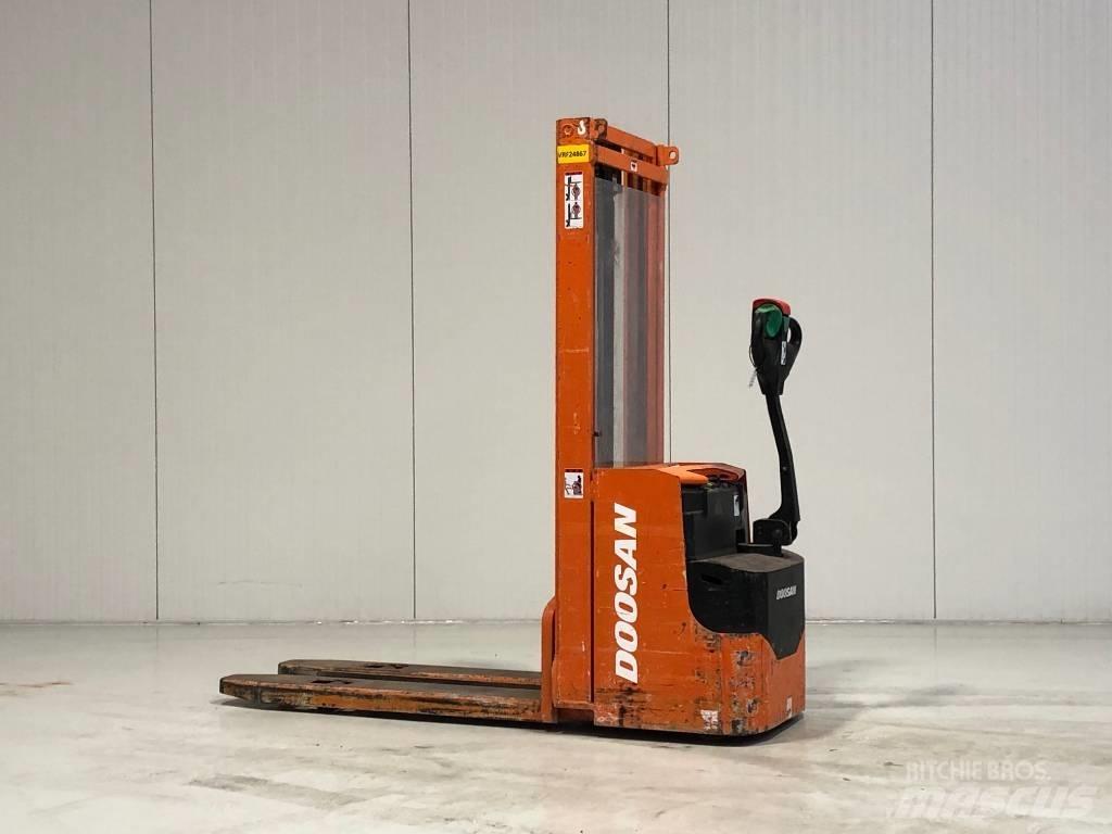 Doosan LEDS12.5C Pedestrian stacker