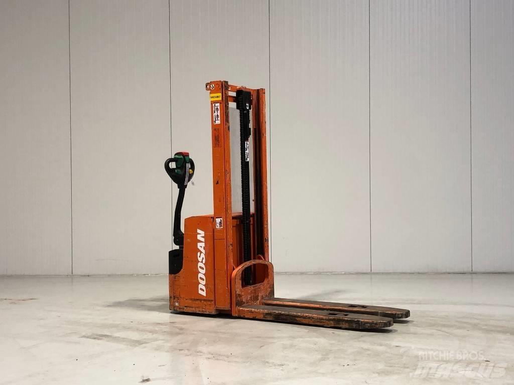 Doosan LEDS12.5C Pedestrian stacker