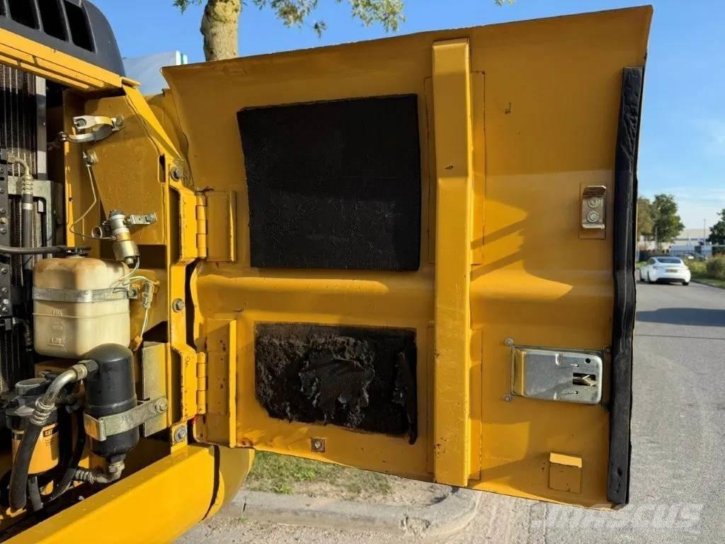 CAT 320BLN Backhoe Loaders