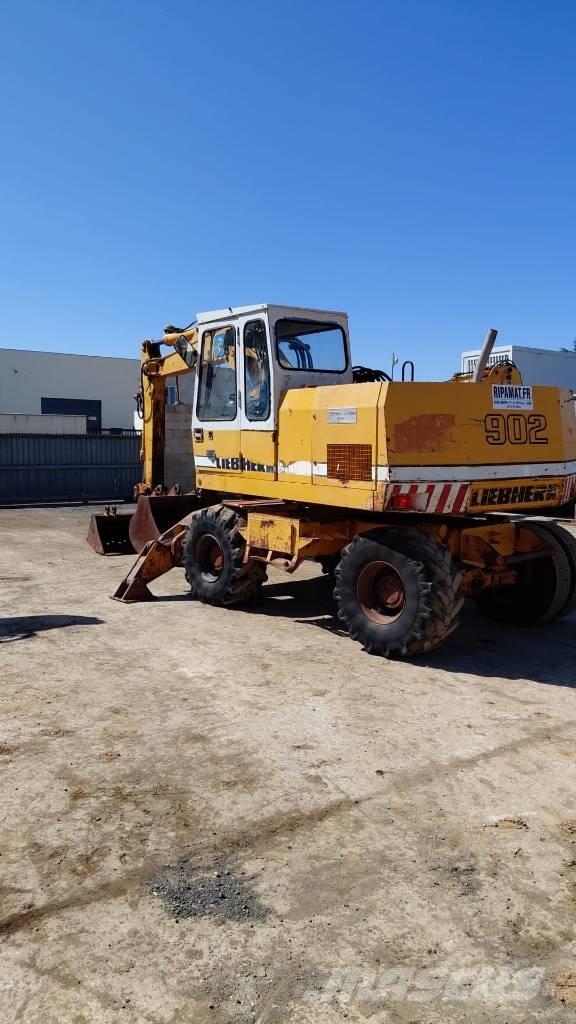 Liebherr A 902 Wheeled Excavators