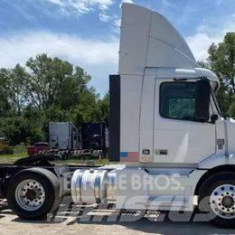 Volvo VNL 64T200 Conventional Trucks / Tractor Trucks