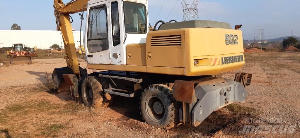 Liebherr A 902 Wheeled Excavators