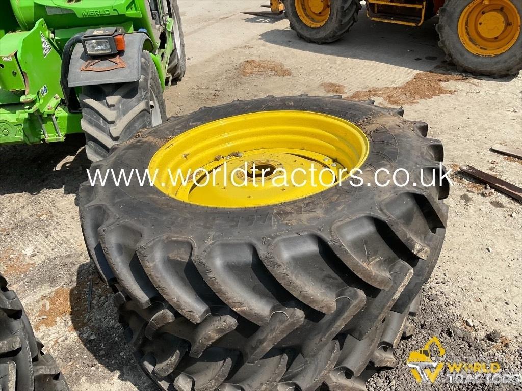 John Deere 5125 R Tractors