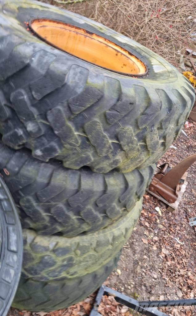  Dæk og fælg Case 721 Wheel Loaders