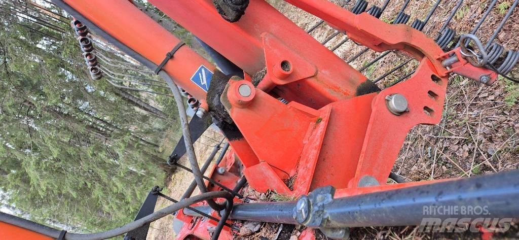 Kuhn GA 8121 Swathers \ Windrowers