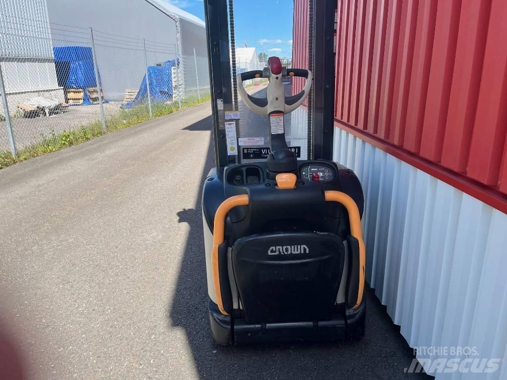 Crown ET4000-1.2 Pedestrian stacker
