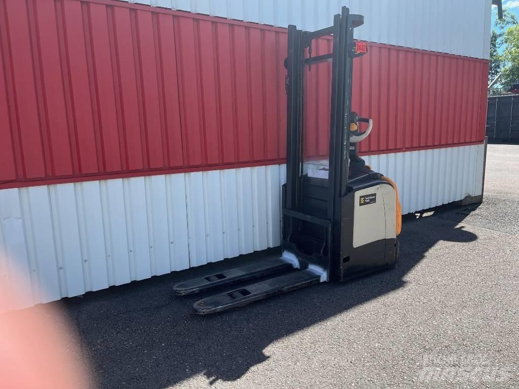 Crown ET4000-1.2 Pedestrian stacker