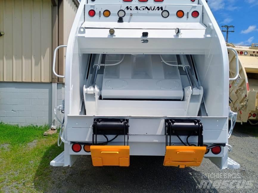 International 7400 Garbage Trucks / Recycling Trucks