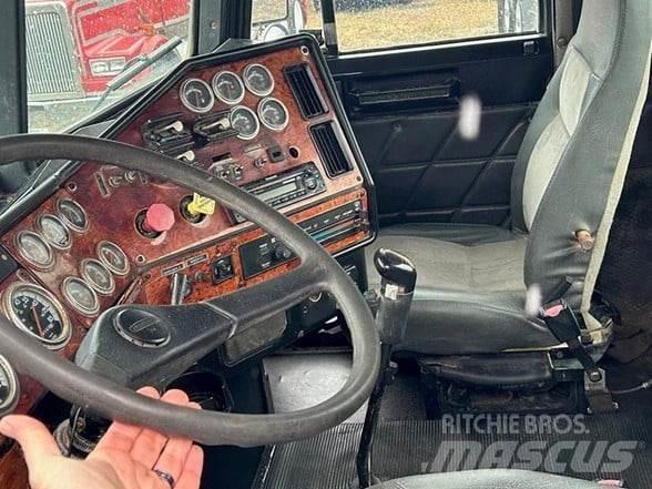 Freightliner FLD120 Conventional Trucks / Tractor Trucks