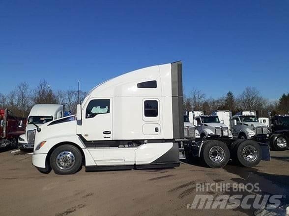 Kenworth T680 Conventional Trucks / Tractor Trucks