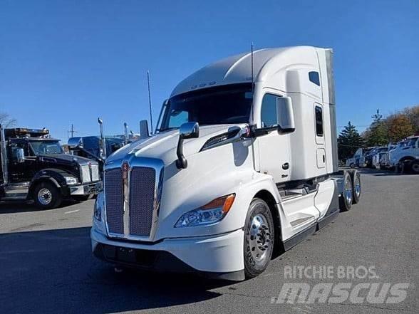 Kenworth T680 Conventional Trucks / Tractor Trucks