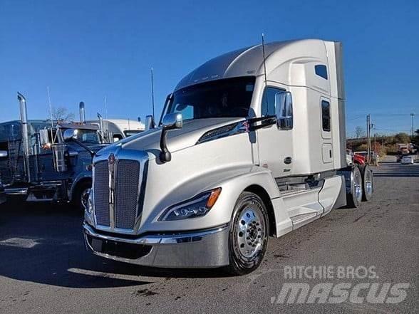 Kenworth T680 Conventional Trucks / Tractor Trucks