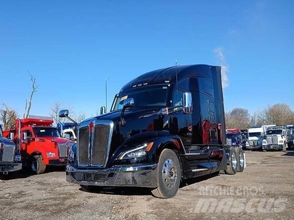 Kenworth T680 Conventional Trucks / Tractor Trucks