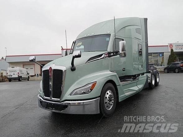 Kenworth T680 Conventional Trucks / Tractor Trucks