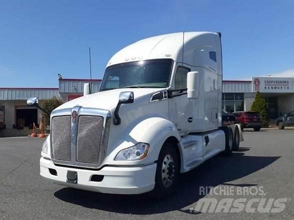 Kenworth T680 Conventional Trucks / Tractor Trucks