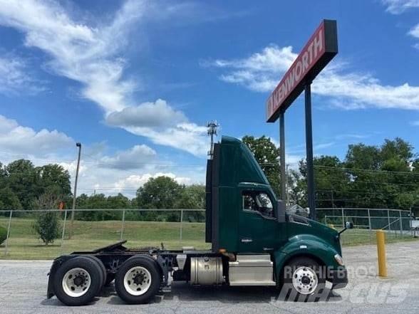 Kenworth T680 Conventional Trucks / Tractor Trucks