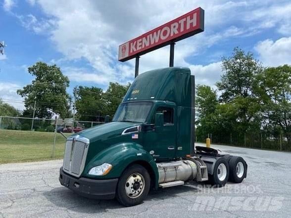 Kenworth T680 Conventional Trucks / Tractor Trucks
