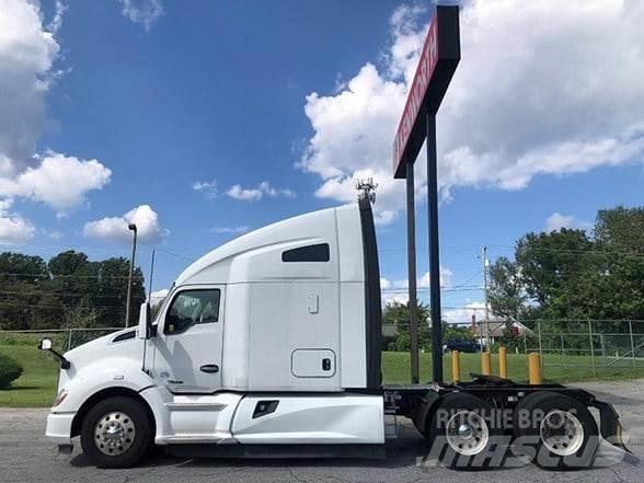 Kenworth T680 Conventional Trucks / Tractor Trucks