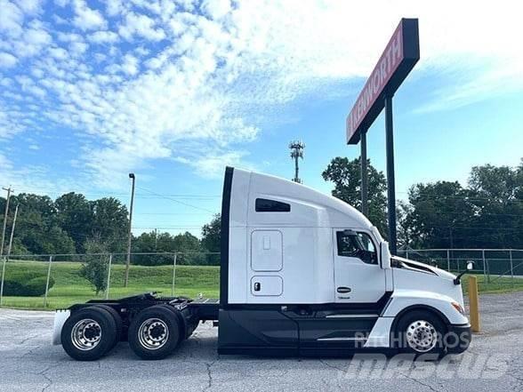 Kenworth T680 Conventional Trucks / Tractor Trucks