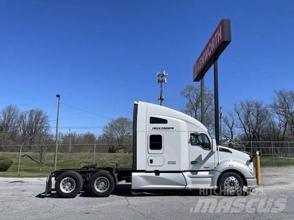 Kenworth T680 Conventional Trucks / Tractor Trucks