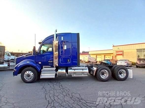 Kenworth T880 Conventional Trucks / Tractor Trucks