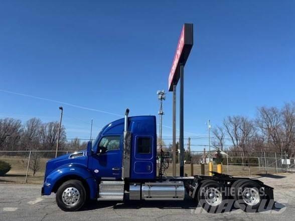 Kenworth T880 Conventional Trucks / Tractor Trucks