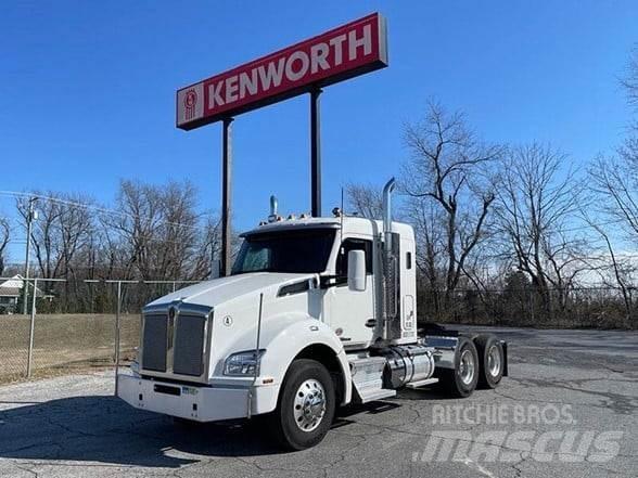 Kenworth T880 Conventional Trucks / Tractor Trucks