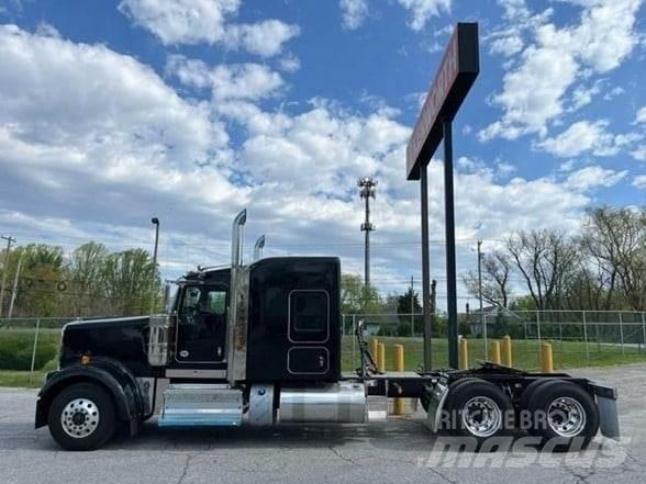 Kenworth W900L Conventional Trucks / Tractor Trucks