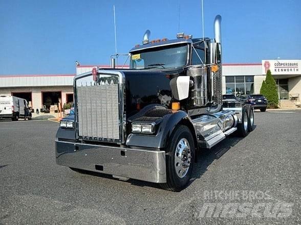 Kenworth W900L Conventional Trucks / Tractor Trucks