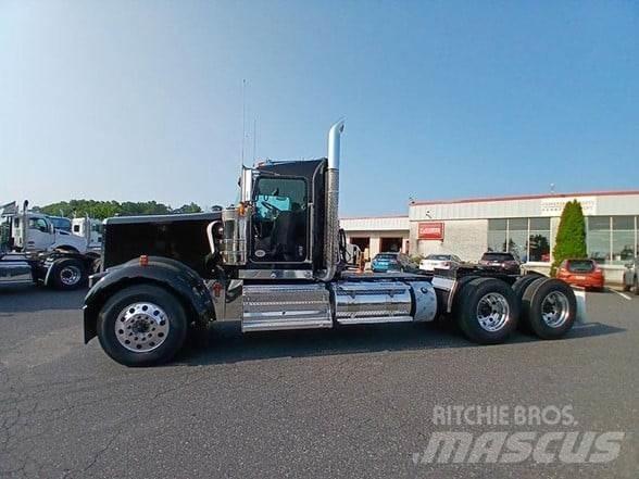 Kenworth W900L Conventional Trucks / Tractor Trucks