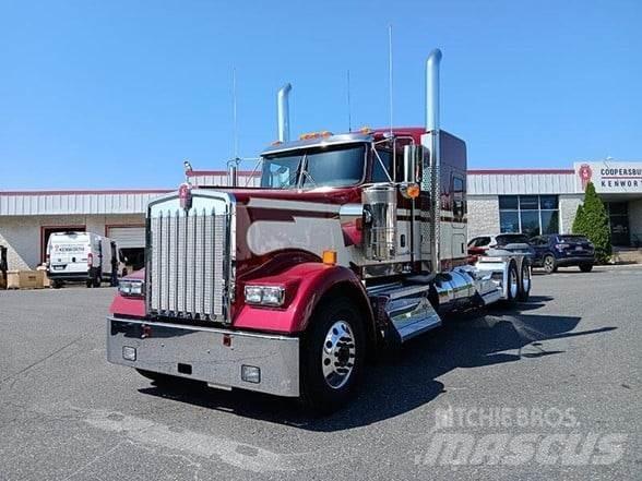 Kenworth W900L Conventional Trucks / Tractor Trucks
