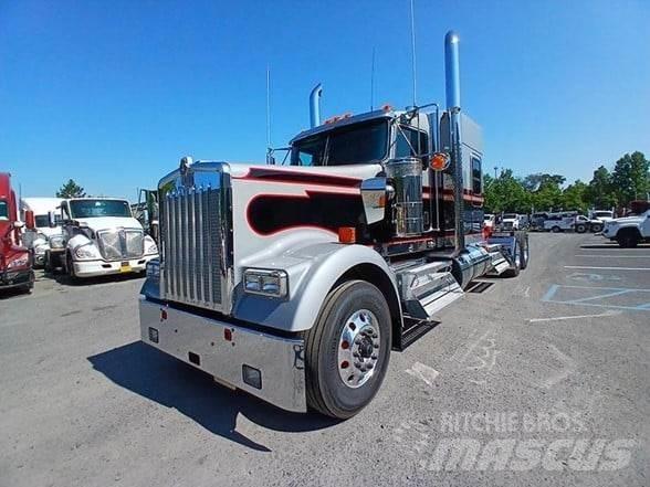 Kenworth W900L Conventional Trucks / Tractor Trucks