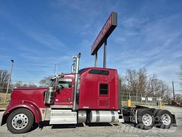 Kenworth W900L Conventional Trucks / Tractor Trucks
